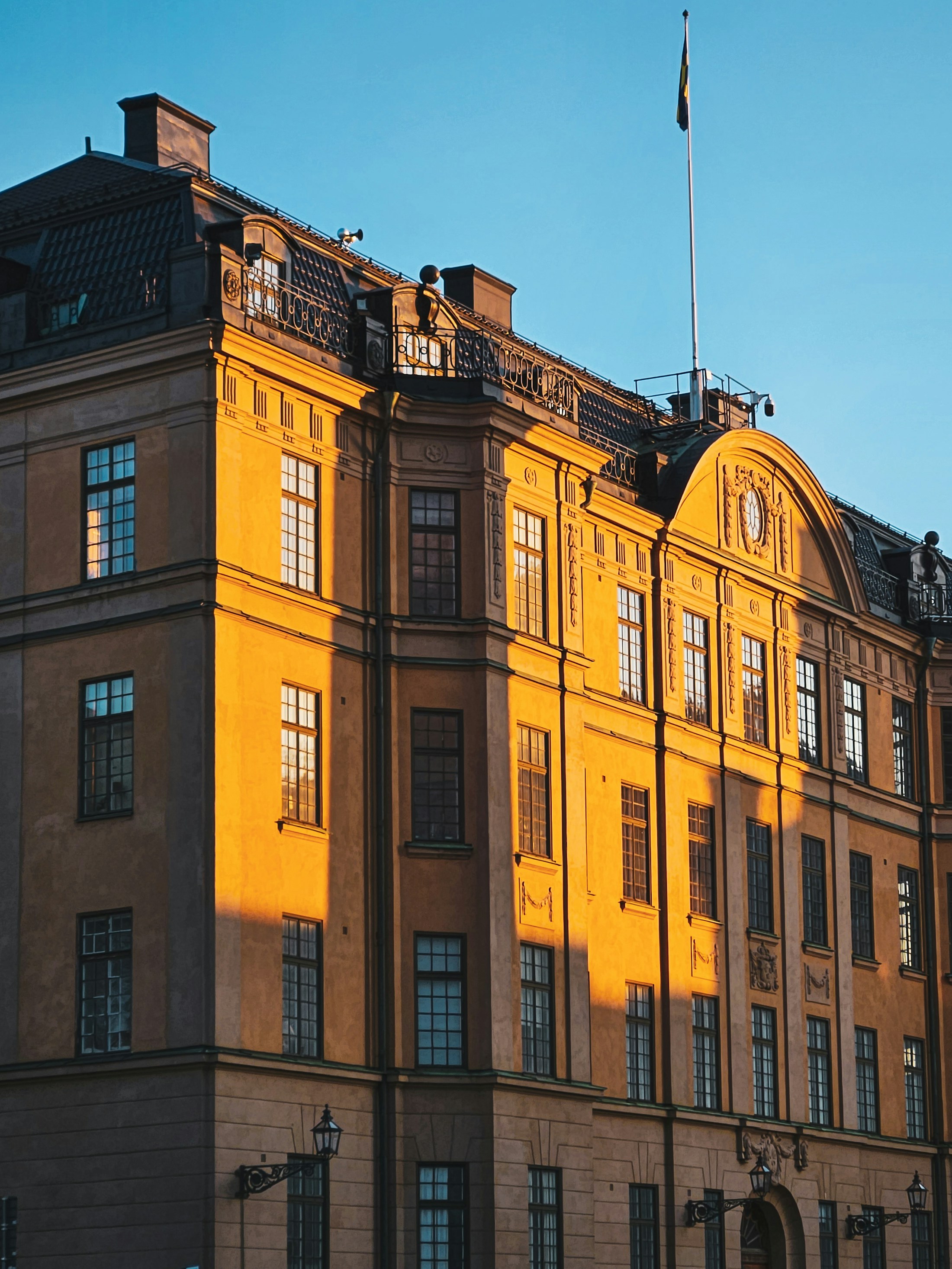 Klassisk fastighetsfasad i Stockholm i varmt kvällsljus.