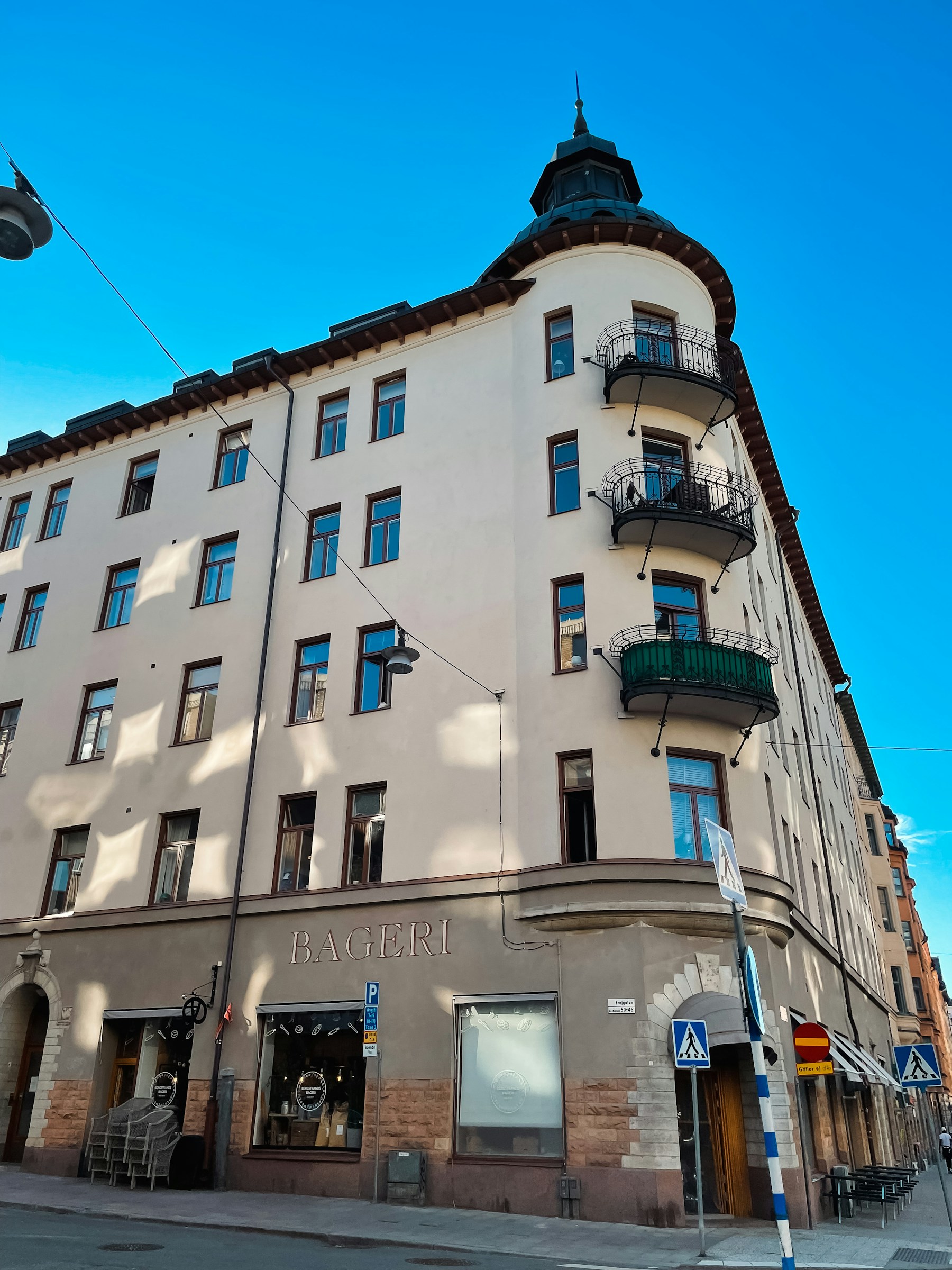 Klassisk fastighetsfasad med balkonger i Vasastan, Stockholm.